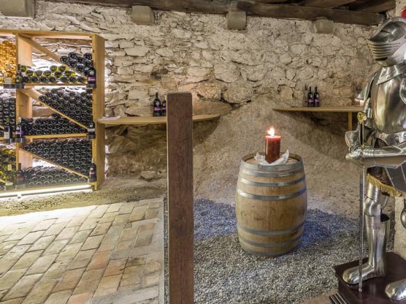 500 Jahre alter Weinkeller im Schloss Laufen am Rheinfall